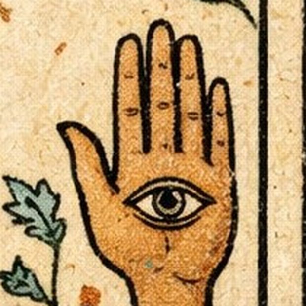 Detalle de la carta: la mano de Fátima con un ojo en la palma.